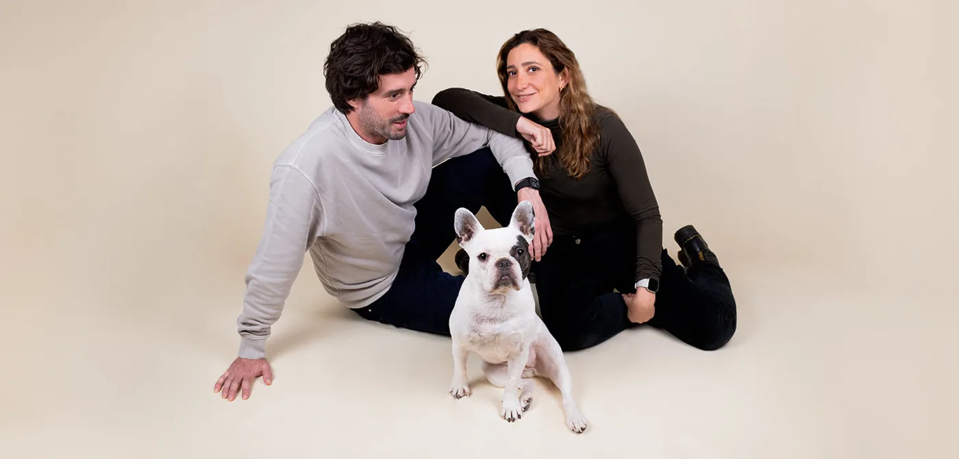 Andrea et Bertrand, les fondateurs de Franklin, avec leurs chiens
